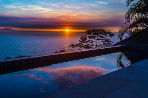 Villa Rio --Magnificent Ocean Front House in Joá